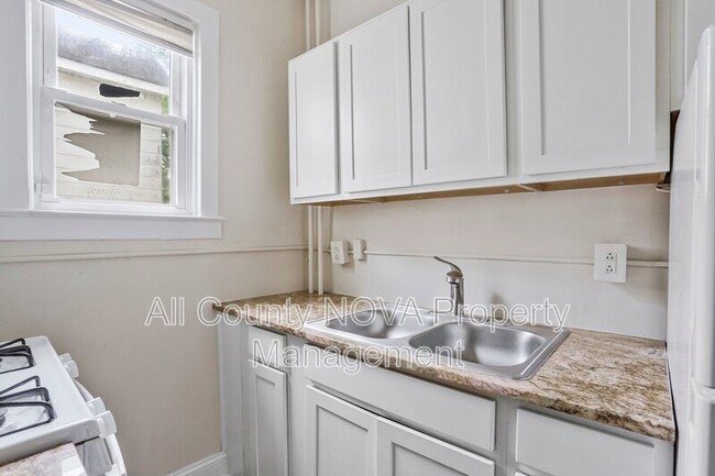 Building Photo - 305 9th St