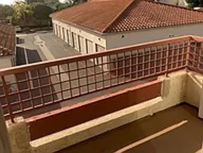 Building Photo - Available 2 bedroom/2 bath condo in a grea...