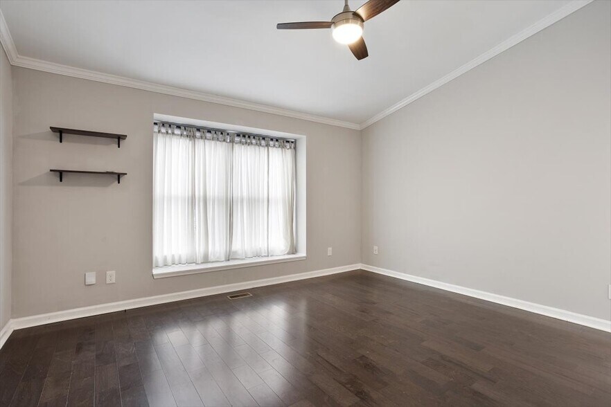 Building Photo - 2400 Calvert Dr