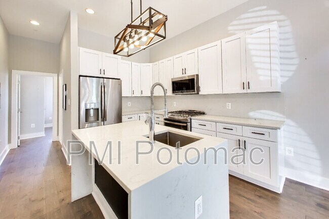 Building Photo - 1839 D St NE