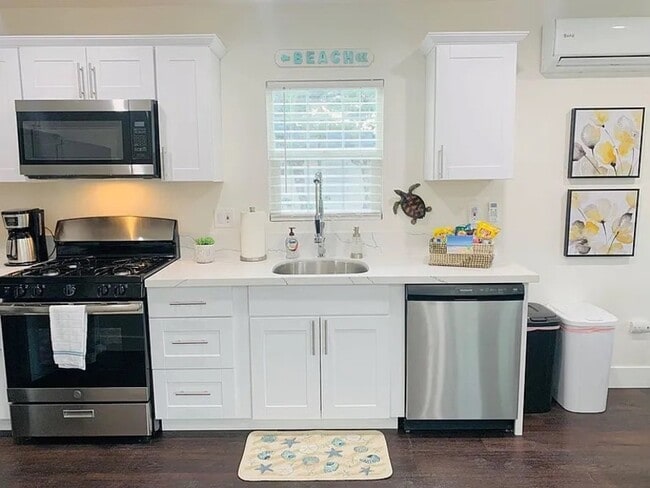 Building Photo - 925 Opal St