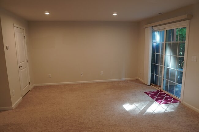 Building Photo - 417 Cross Country Way