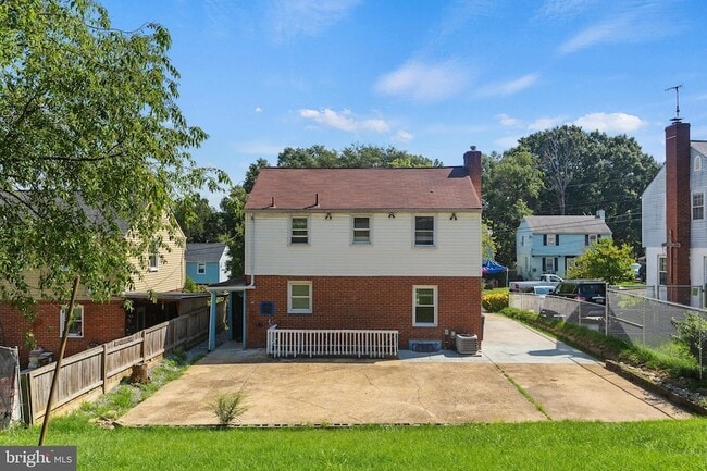 Building Photo - 4816 Woodlawn Dr