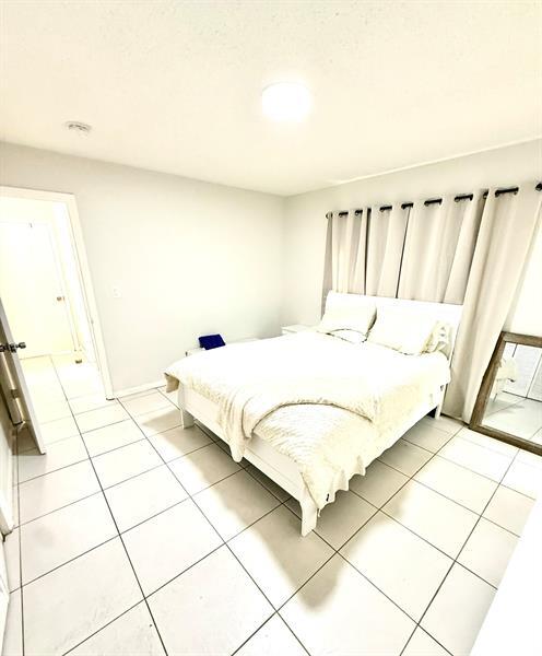 Building Photo - 3880 Woodside Dr