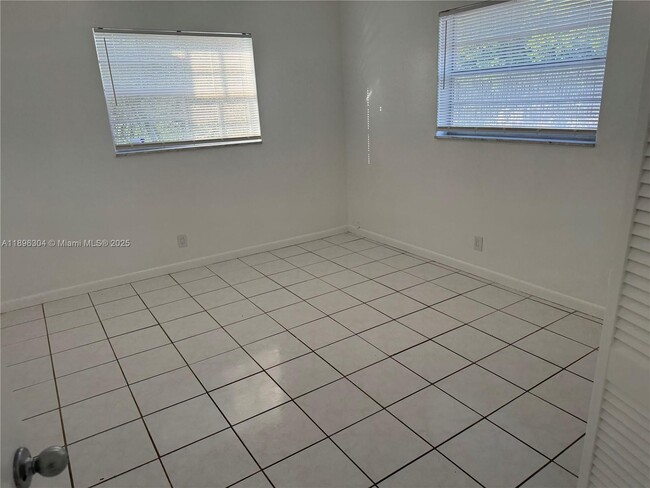 Building Photo - $2,100MONTHY;2008 PIERCE ST #3 HOLLYWOOD, ...