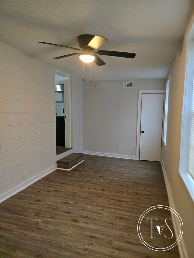 Building Photo - Move-in ready NOW!