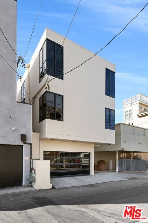 Building Photo - 3007 Ocean Front Walk