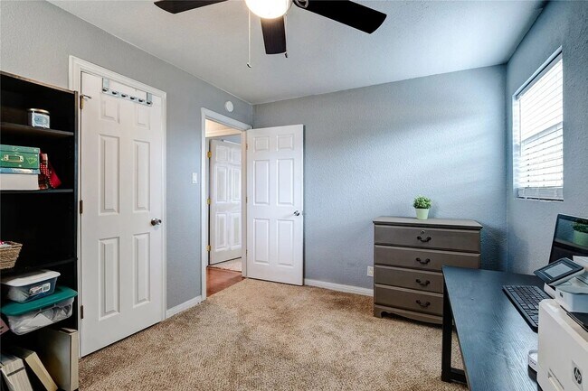 Building Photo - South-side 3 bed 1.5 bath