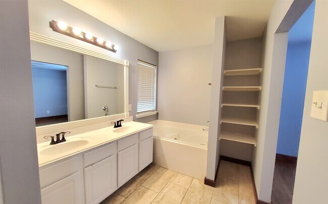 Building Photo - 18123 Flower Grove Ct