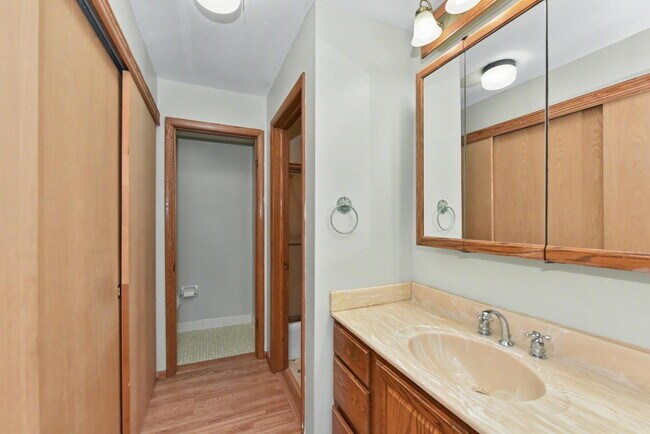 Building Photo - "Charming 2-Bed Condo Retreat: Comfort & Convenience in Brown Deer!"