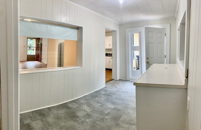 Building Photo - 290 Sunset Dr