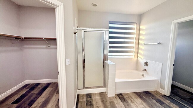 Building Photo - Five bedroom home in Henderson with downstairs bedroom and pool And Spa