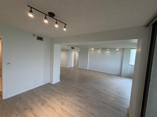 Building Photo - 6463 La Costa Dr