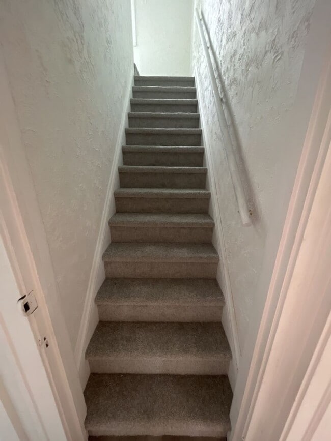 Building Photo - Charming 5-Bedroom Property in Prime Location