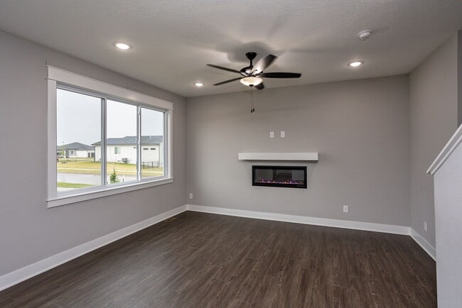 Building Photo - Like-New 4-Bedroom Home in Heritage Park –...