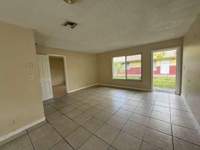 Building Photo - 1104 NW 8th Ave