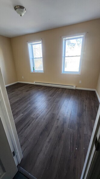 bathroom leading to 1st bedroom - 40 Northern Dr