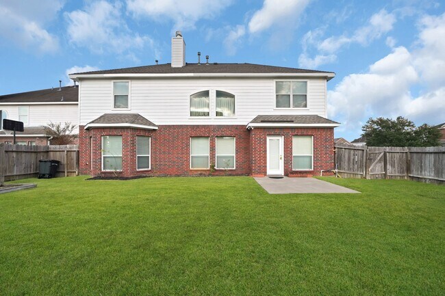 Building Photo - 18123 Memorial Falls Dr