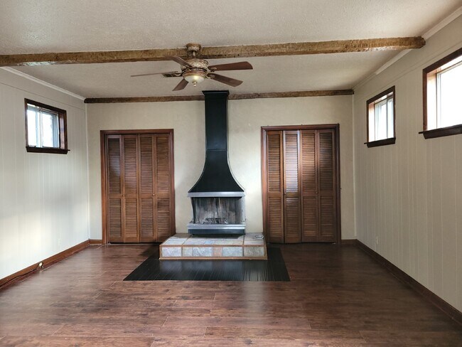 Building Photo - "Spacious 3-Bed Haven with Hardwood Floors in Huntsville – 2115 Sq Ft of Comfort!"