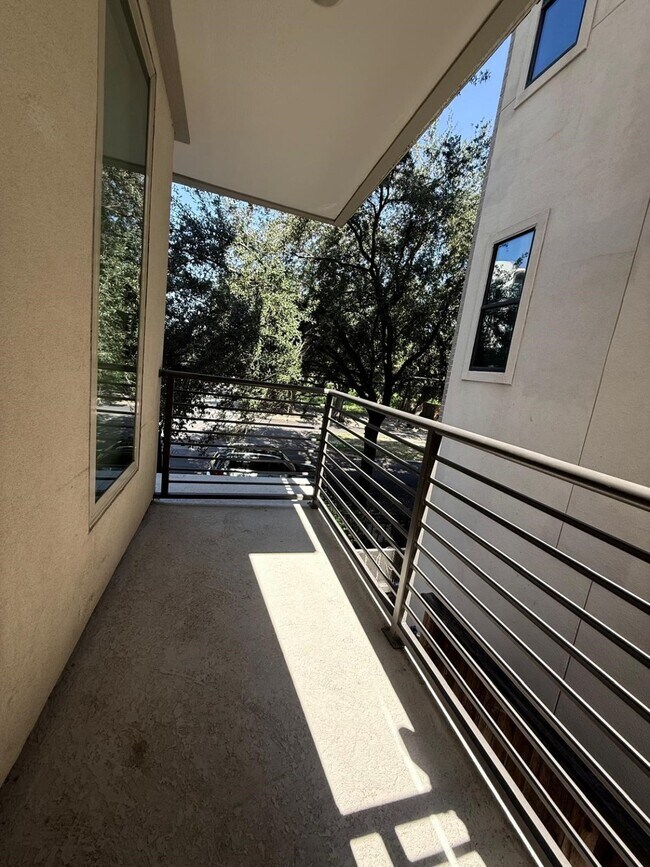 Building Photo - 4819 Caroline St
