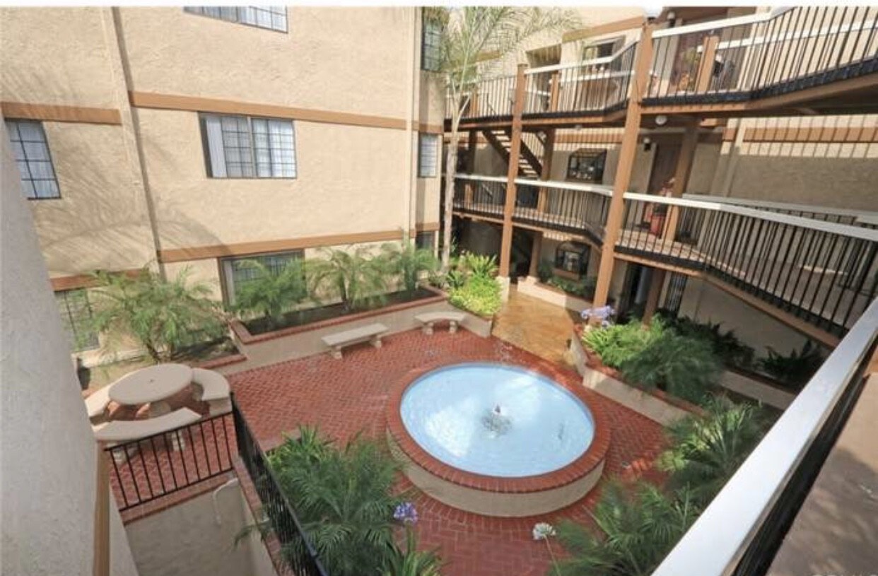 Building Photo - 441 E San Jose Ave