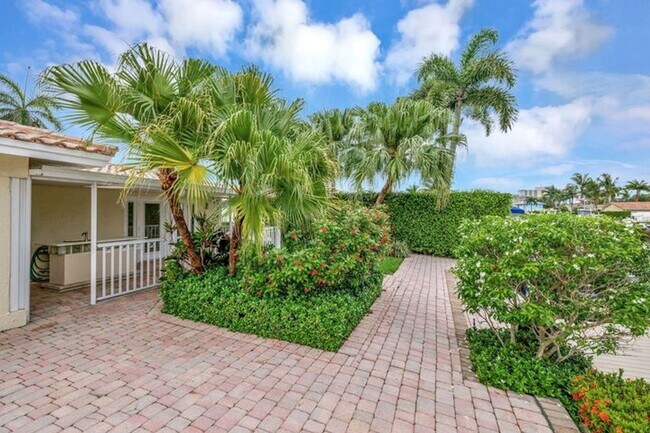 Building Photo - 2612 NE 5th St