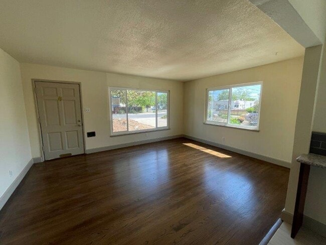 Building Photo - Gorgeous 2 Bedroom in Tahoe Park