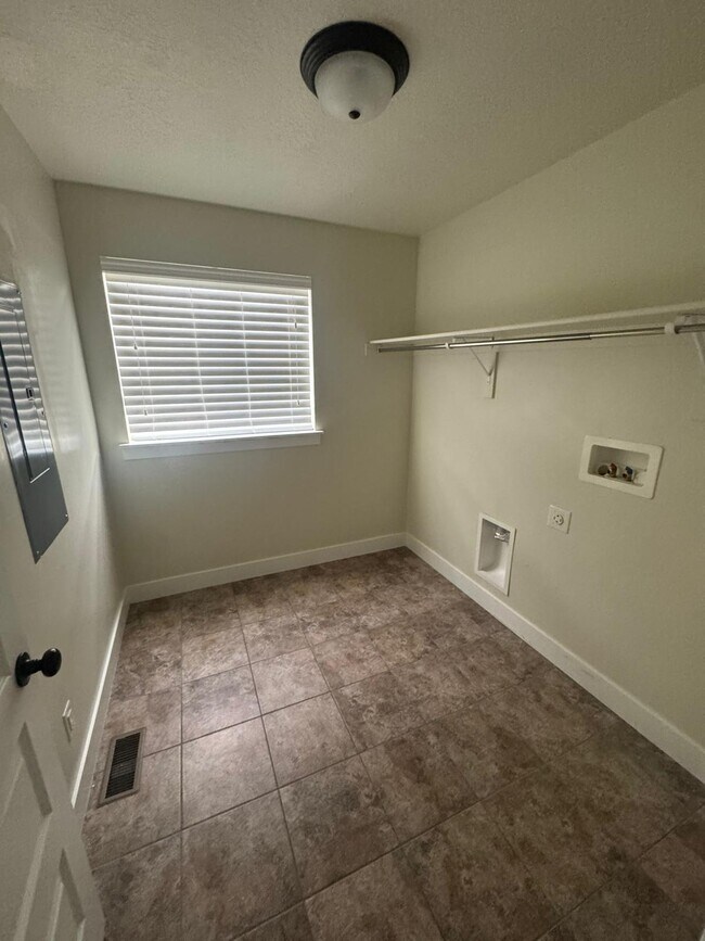 Building Photo - 1109 W Meridian Dr