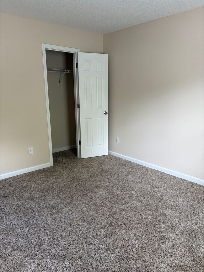Building Photo - Large Home in Established Neighborhood
