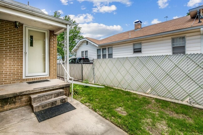 Building Photo - 516 S Erie Ave