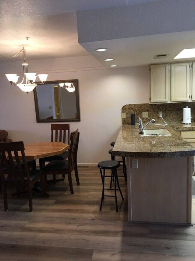 Building Photo - Furnished Condo Summer Rental