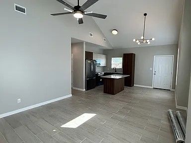 Building Photo - 705 Deanne Dr