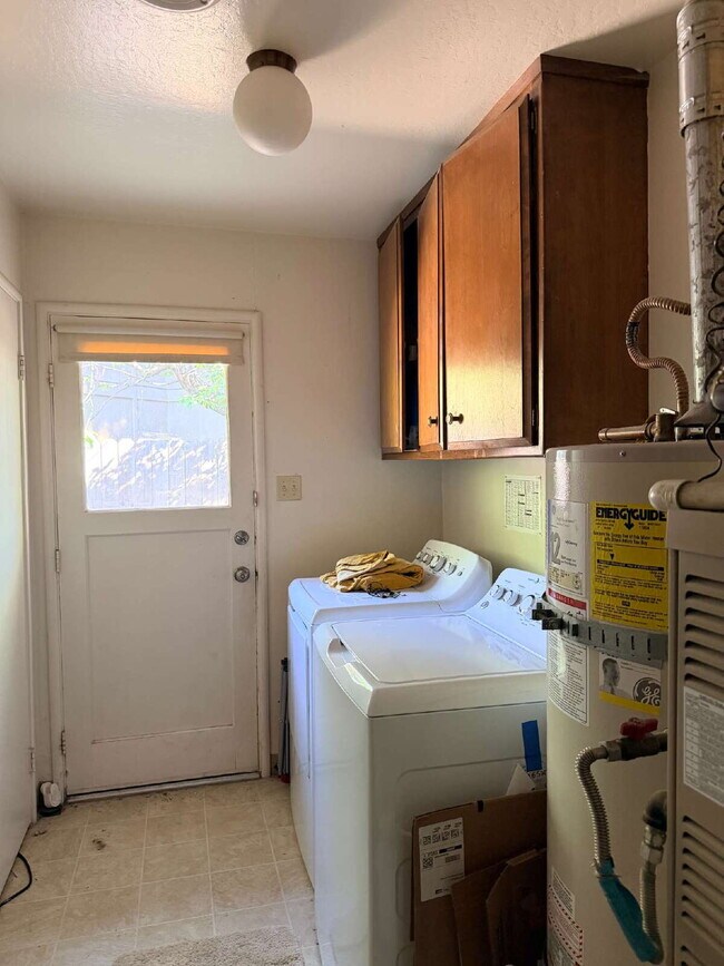Building Photo - Private bedroom within a 4 Bed / 3 Bath Duplex in Central Davis — Available now.