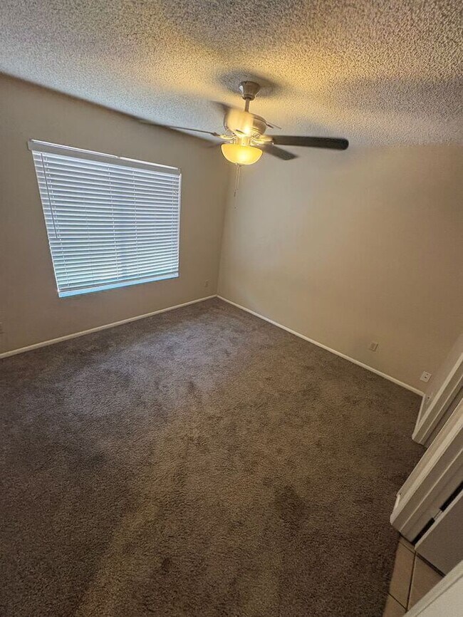 Building Photo - READY TO TOUR NOW! 2 Bedroom 2 Bath Peoria Townhouse