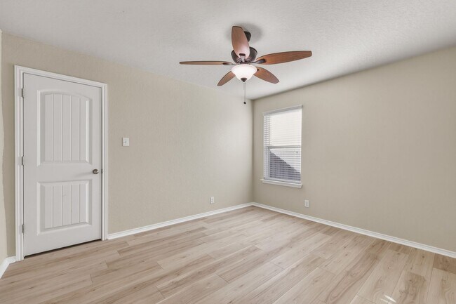 Building Photo - 8810 Double Oak