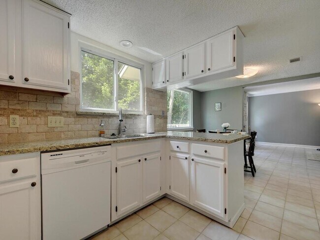 Building Photo - 8421 Spring Valley Dr
