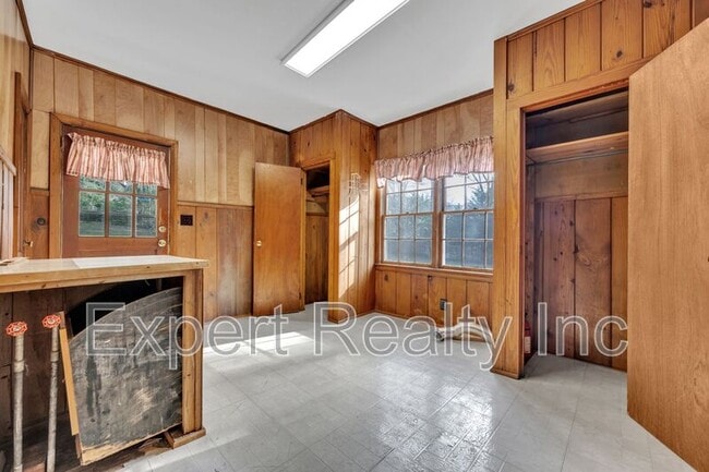 Building Photo - 1542 Somerset Dr