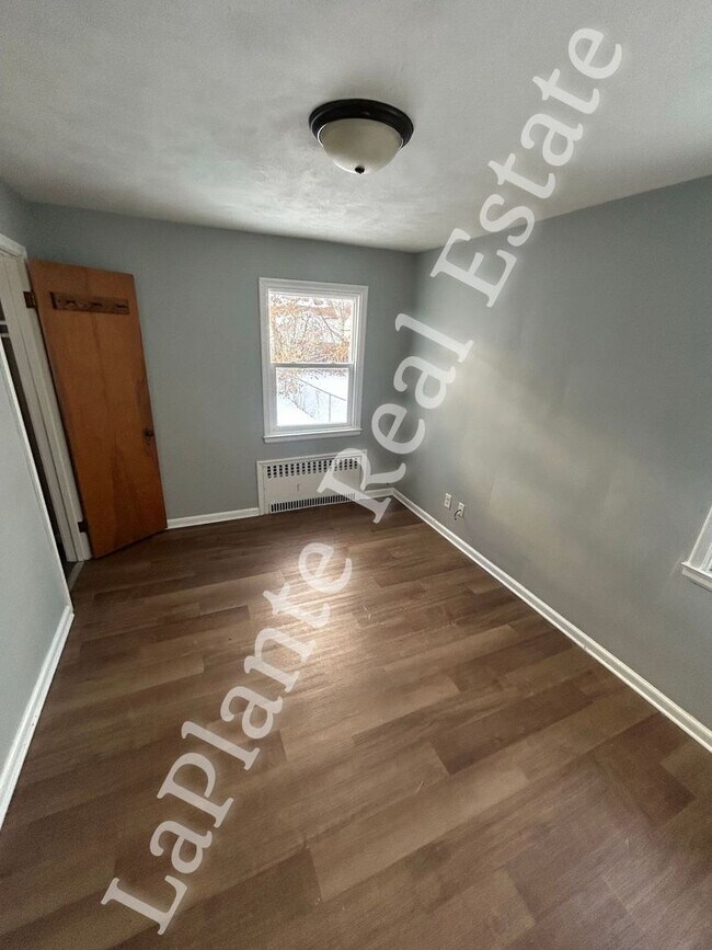 Building Photo - Cozy 2-Bed Home in Toledo