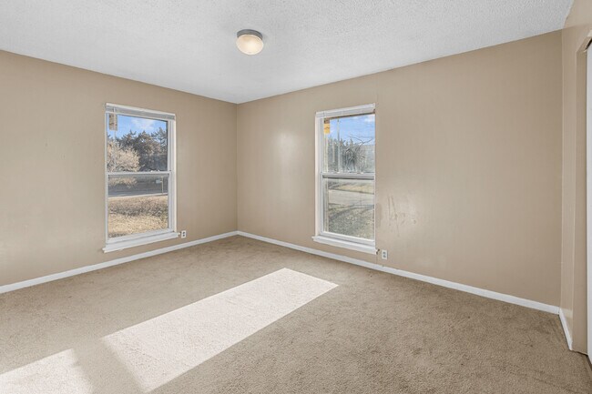 Building Photo - 715 ManApart