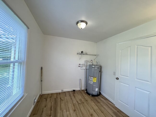 Building Photo - Brick Home W/ Big Yard