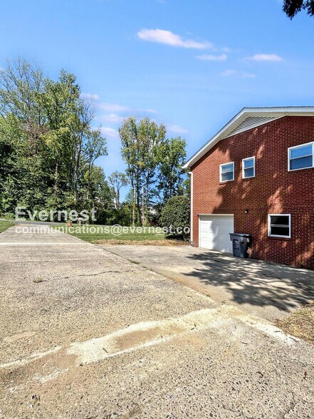 Building Photo - 6728 Kemp St