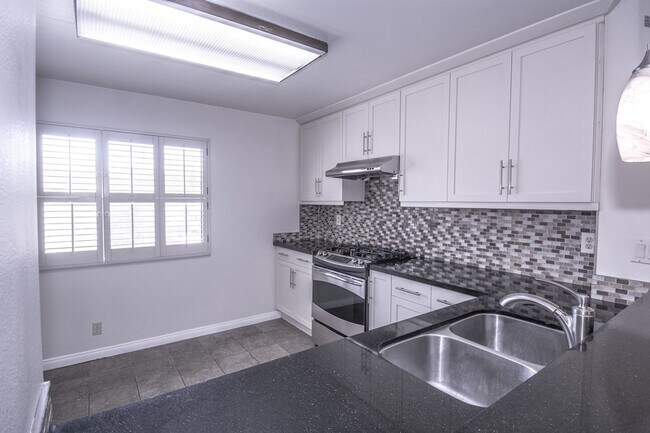 Building Photo - 848 W Huntington Dr