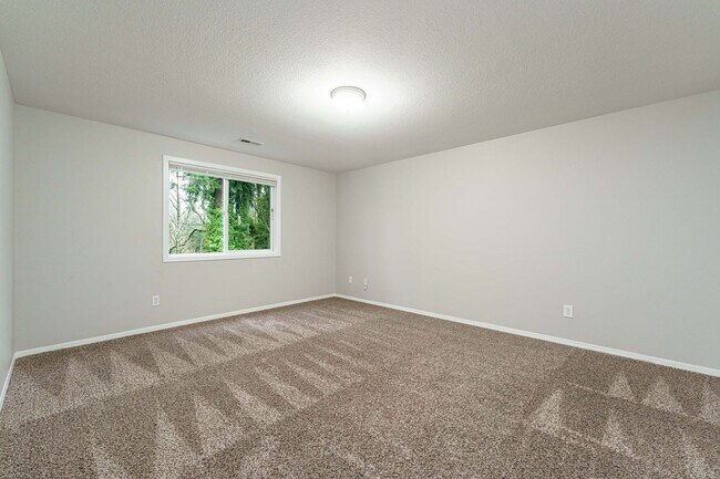 Building Photo - Recently Updated 3 Bedroom 2.5 Bath Duplex - Located in Convenient Hazel Dell Neighborhood