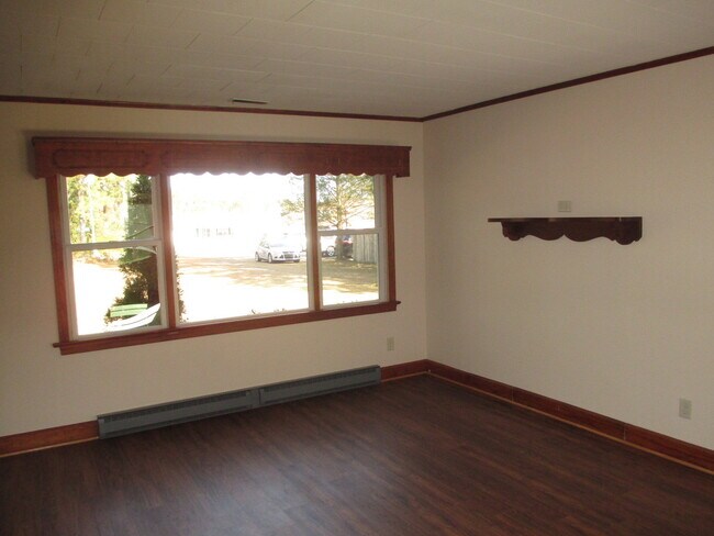 Building Photo - 3 Bedroom, 2 Bath home on a large lot with...