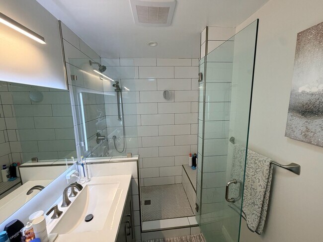 Building Photo - 2642 Davis Pl