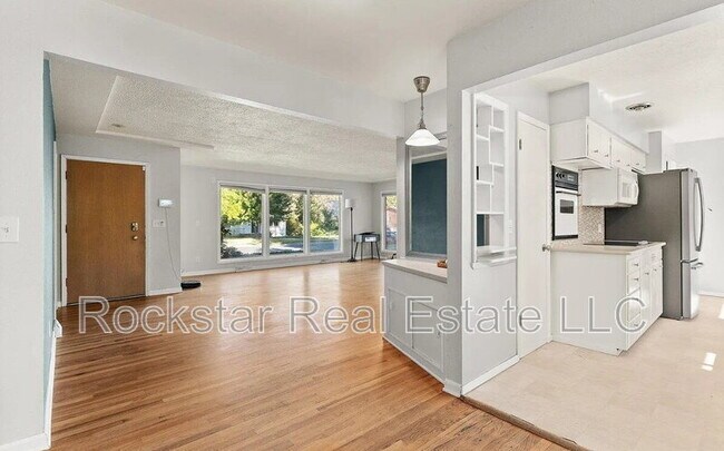 Building Photo - 1110 E 28th Ave