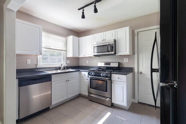 Primary Photo - Charming Renovated Bungalow in Grove Park ...