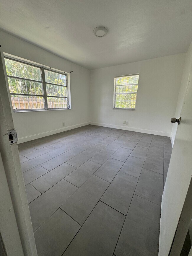 Building Photo - 914 3rd St