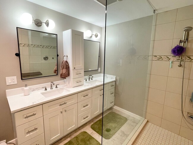 Building Photo - Remodeled 3-Bedroom Penthouse Condo with Views!