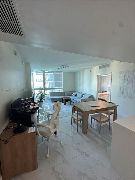 Building Photo - 300 S Biscayne Blvd